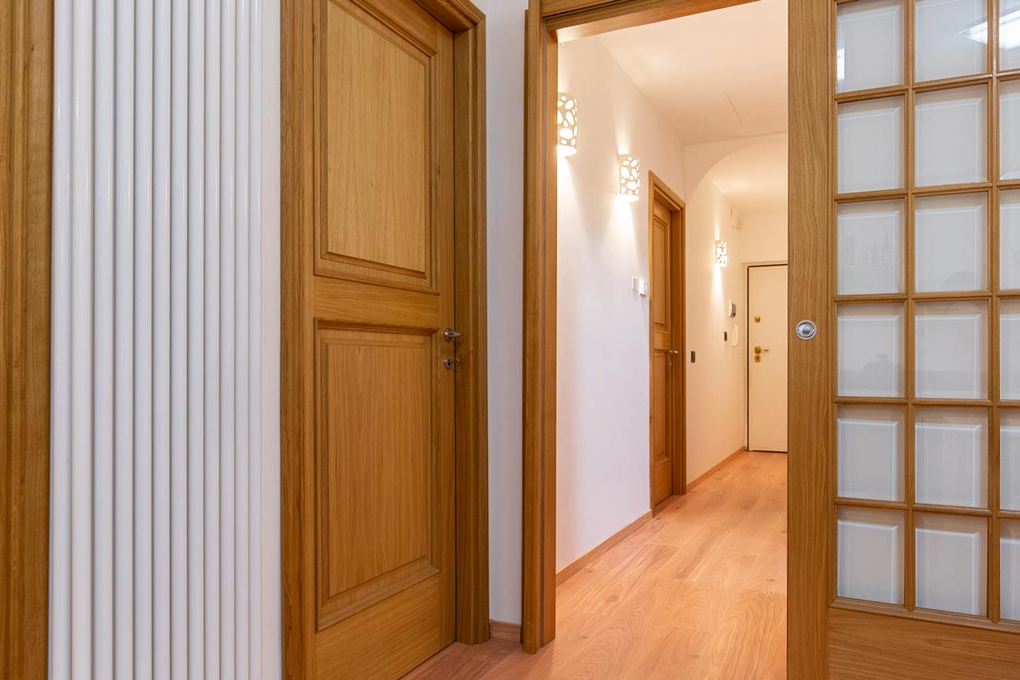 Corridoio con pavimento in gress porcellanato stile legno