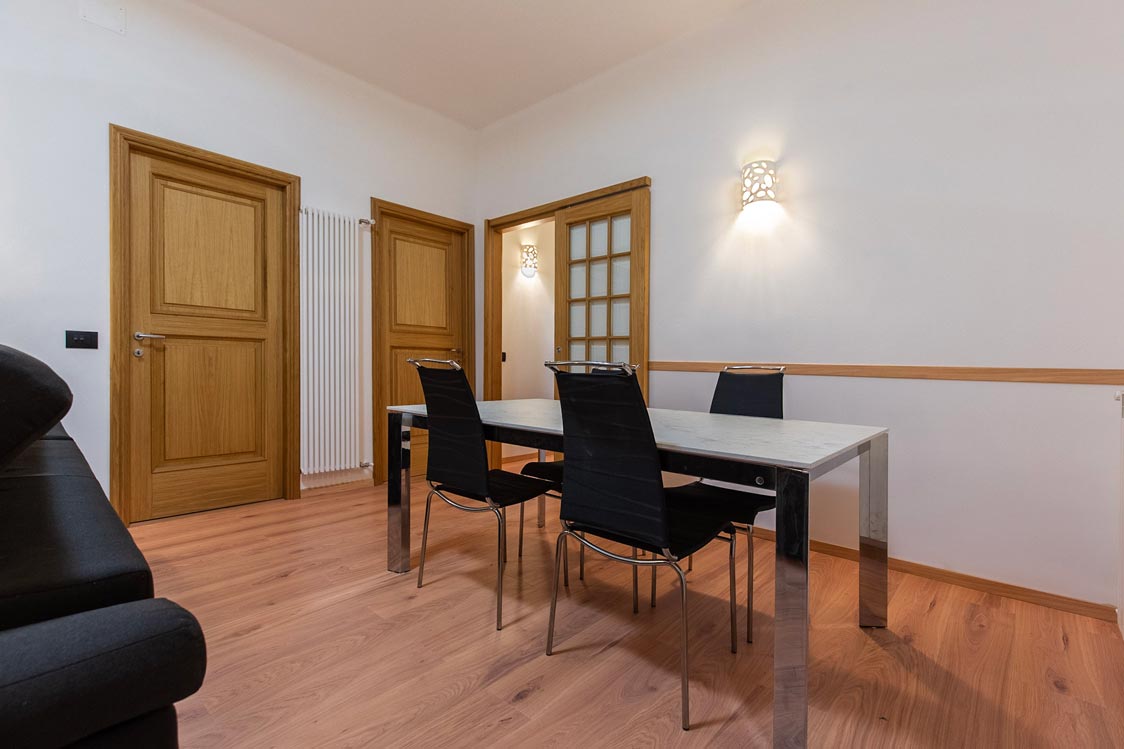 Studio con pavimento in gress porcellanato stile legno